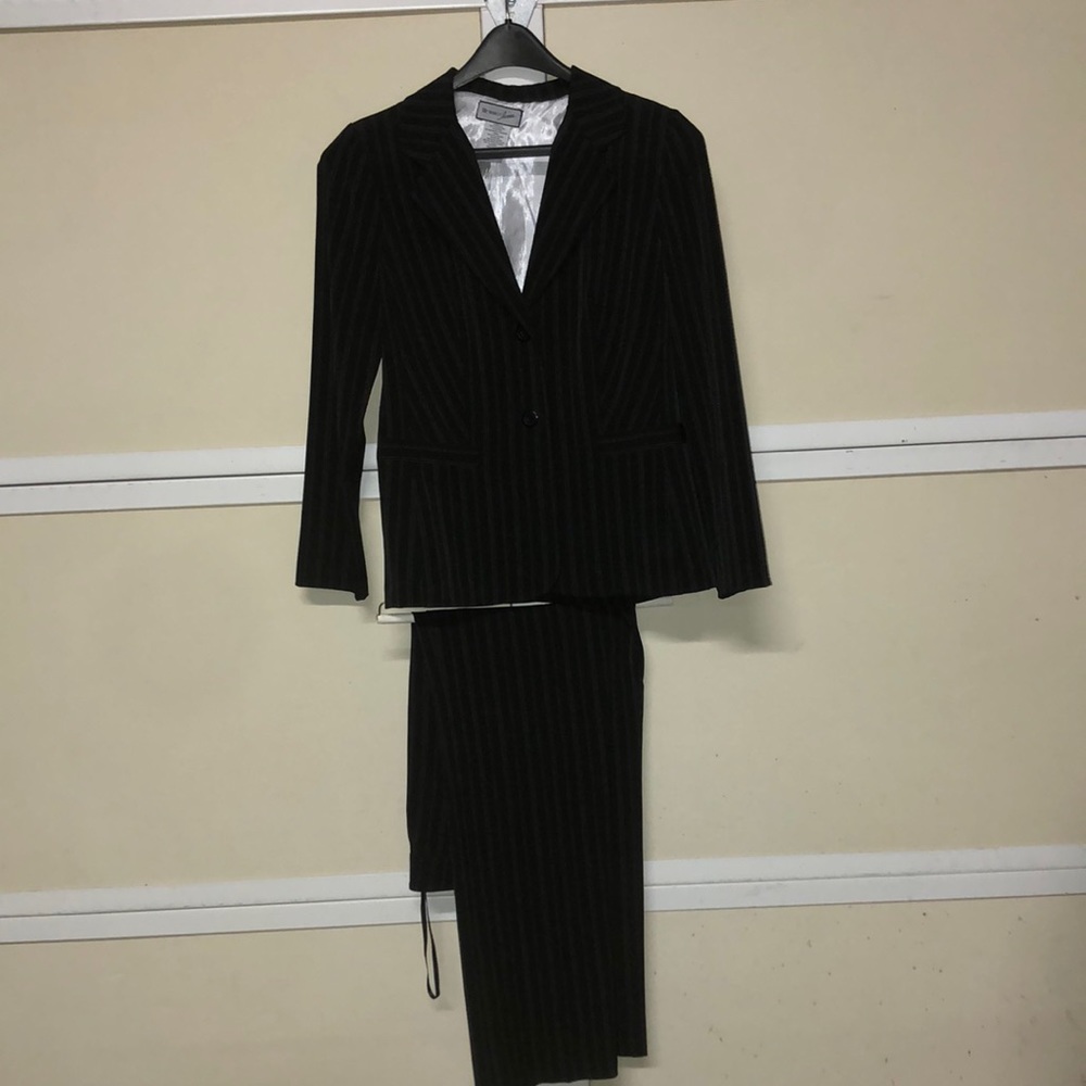 #1642 CK8 Breaking loose pinstriped Pantsuit jacket & pants SZ9/10